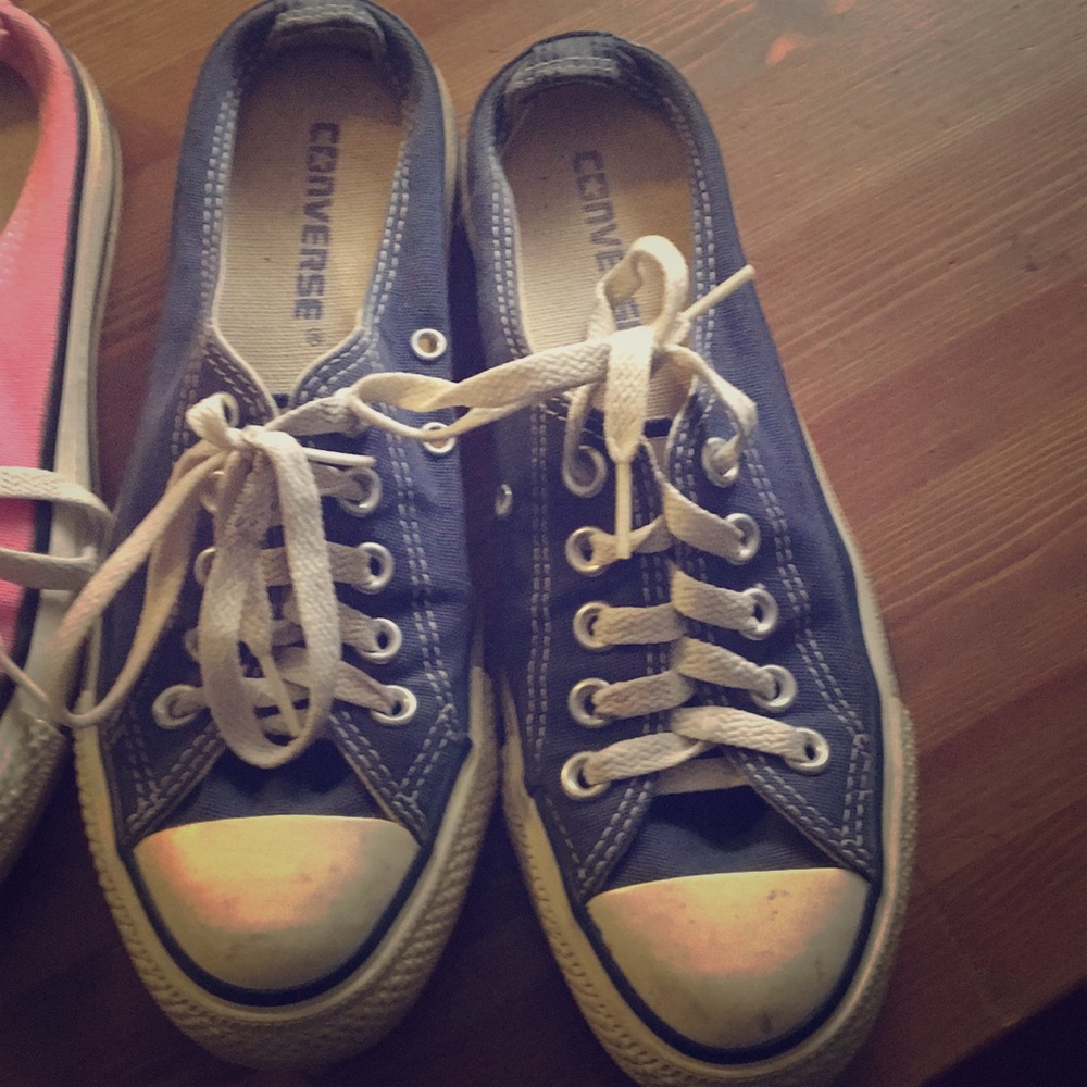 Converse. Navy blue.